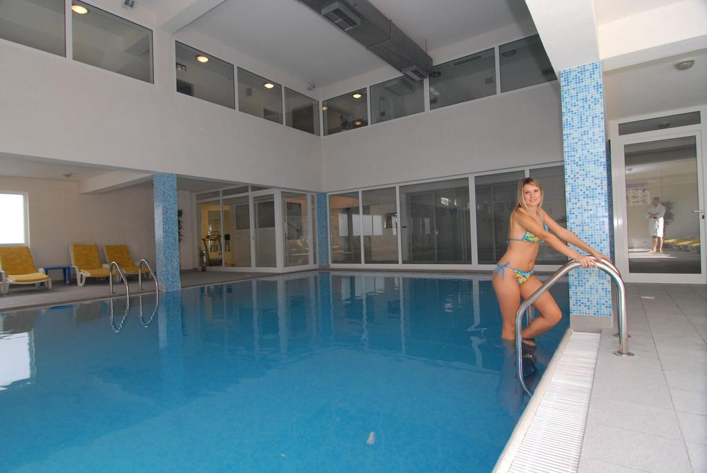 Hotel Park Ловран Экстерьер фото